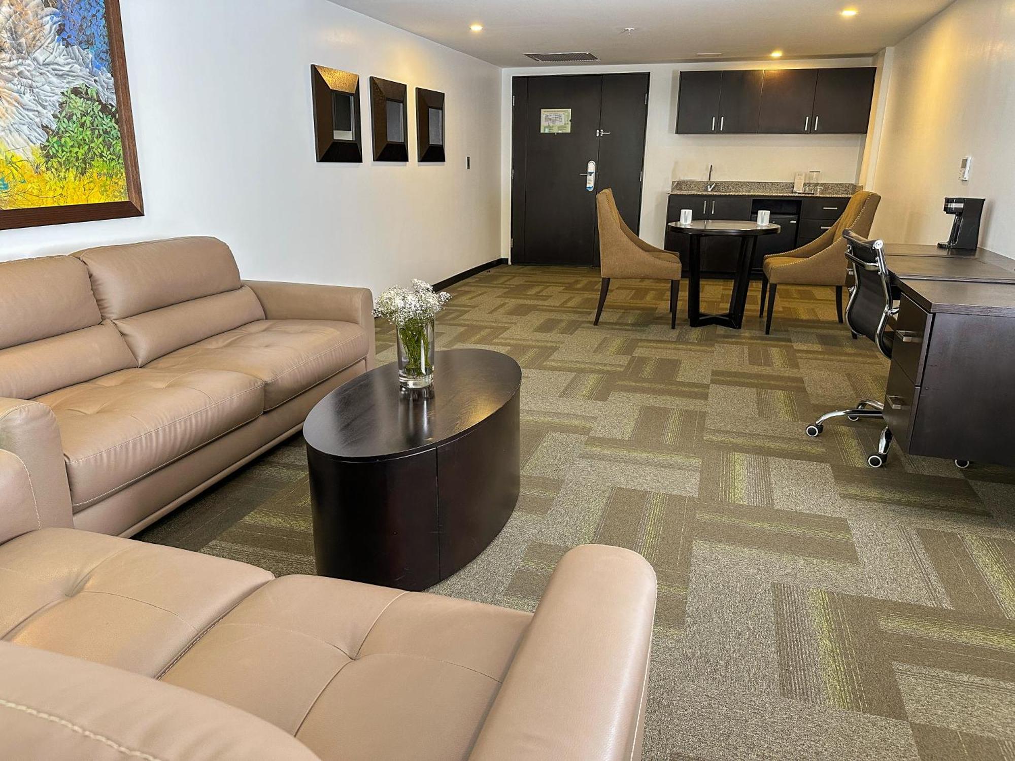 Wyndham Quito Airport Hotel Puembo Exterior foto A typical office at the business center