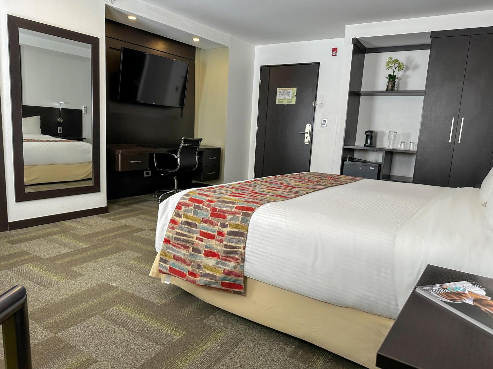 Wyndham Quito Airport Hotel Puembo Exterior foto A typical room at the hotel