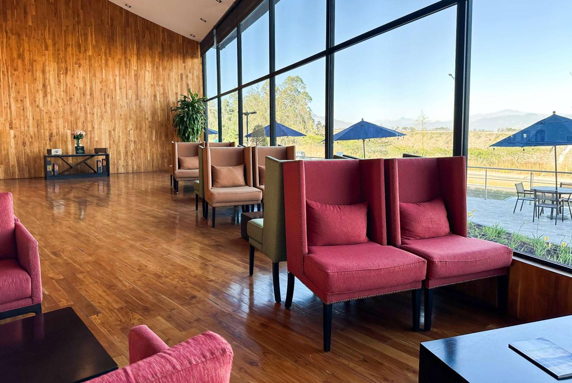 Wyndham Quito Airport Hotel Puembo Exterior foto The interior of the airport's VIP lounge