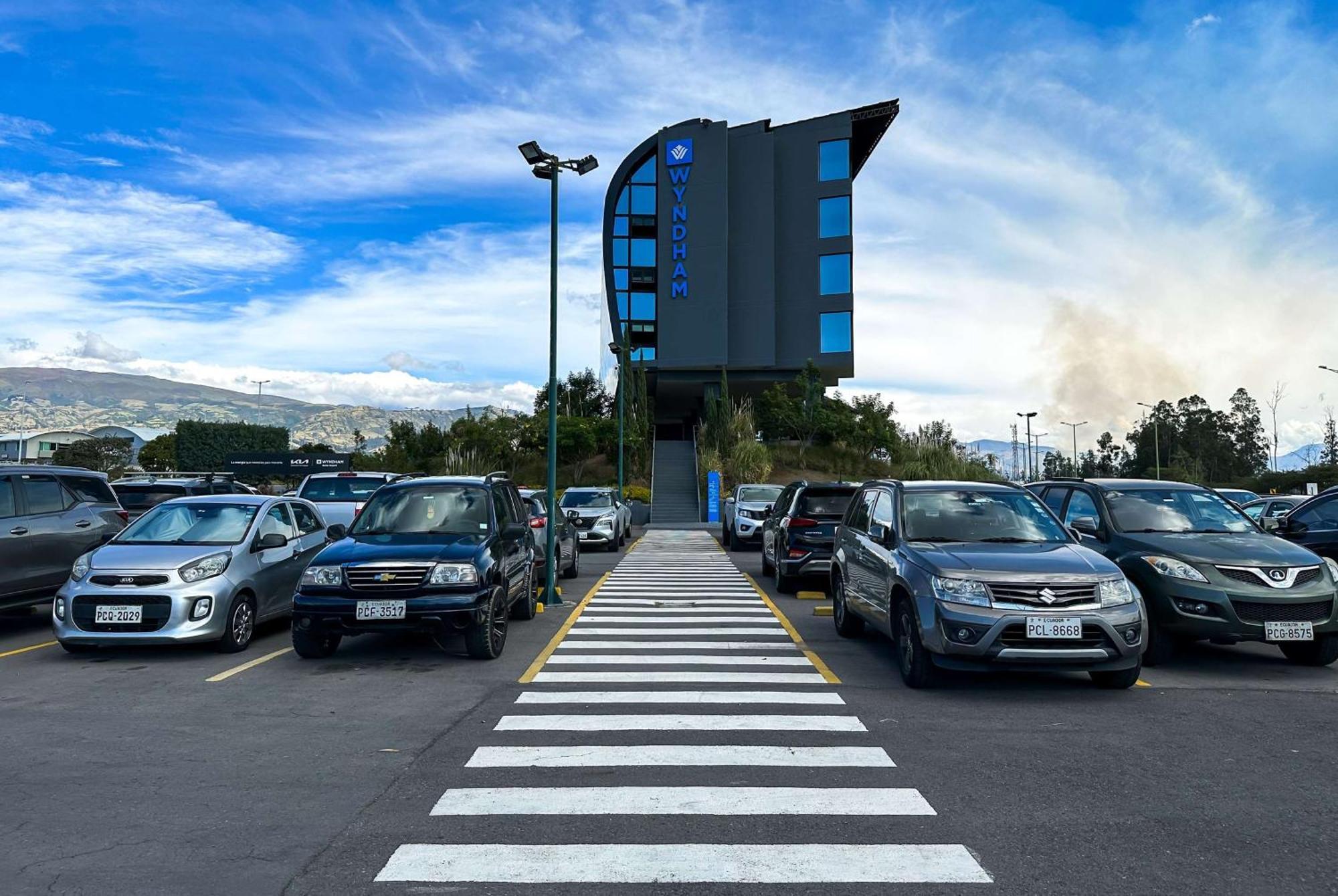 Wyndham Quito Airport Hotel Puembo Exterior foto The new terminal