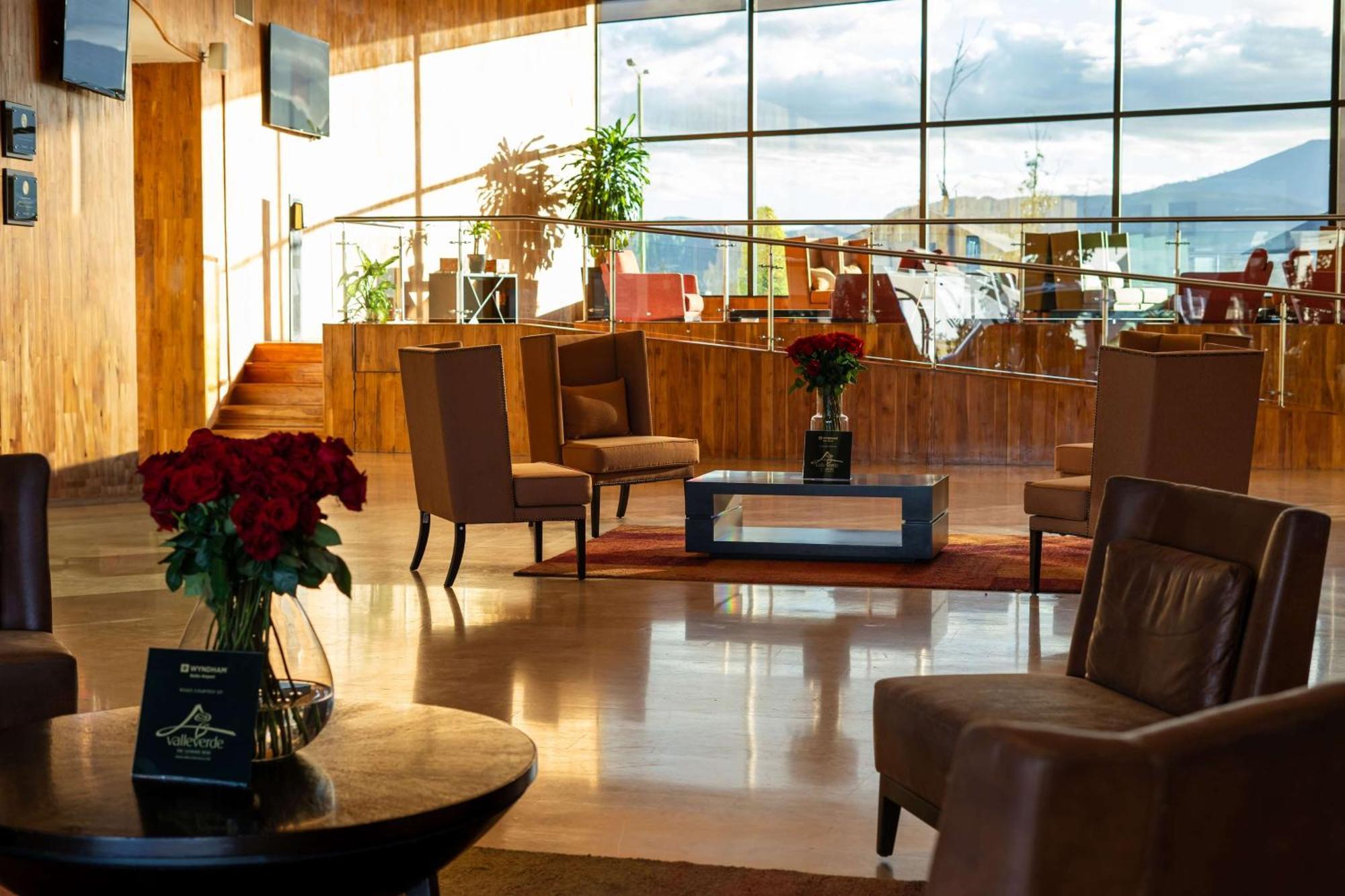 Wyndham Quito Airport Hotel Puembo Exterior foto The lobby of the hotel