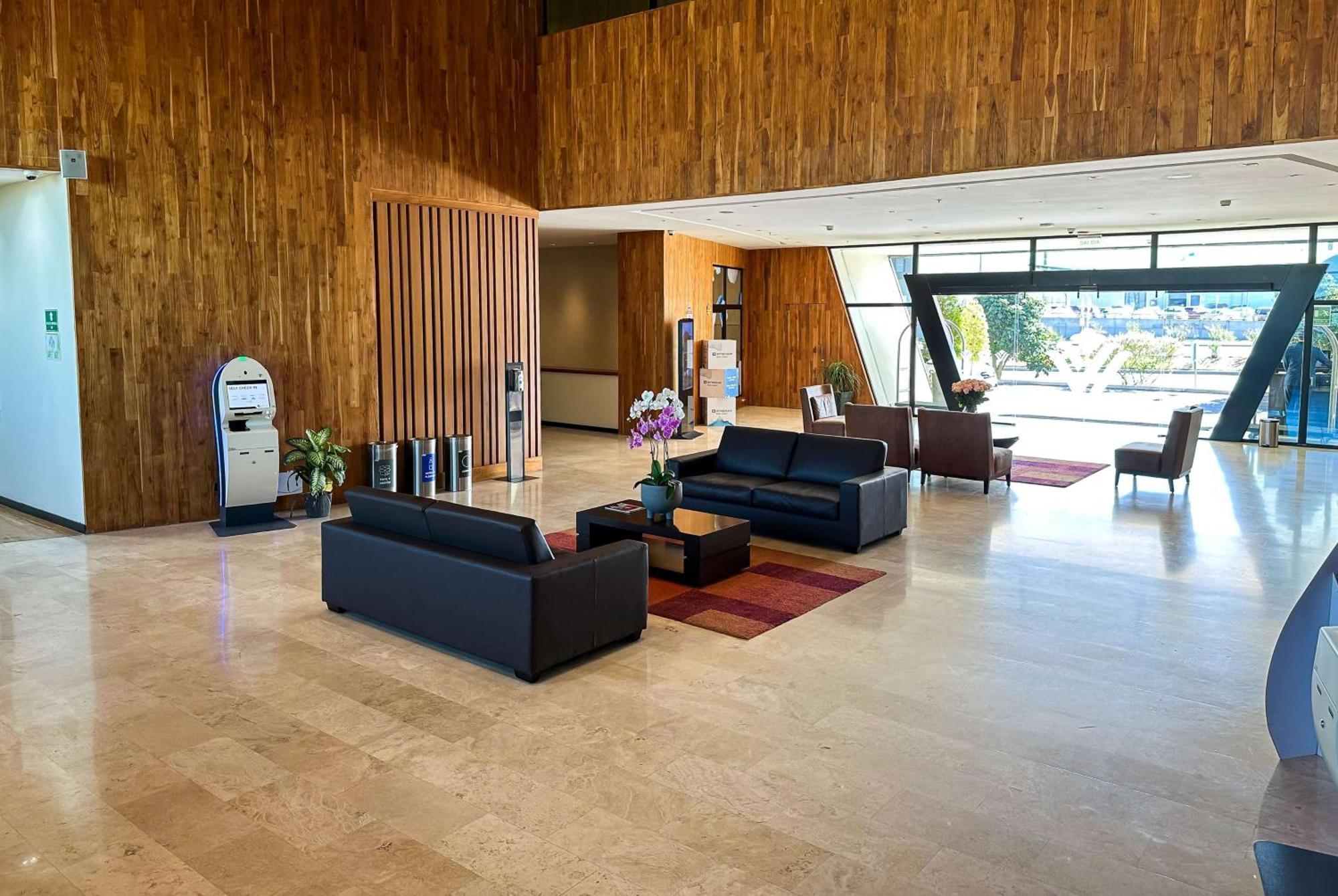 Wyndham Quito Airport Hotel Puembo Exterior foto Lobby