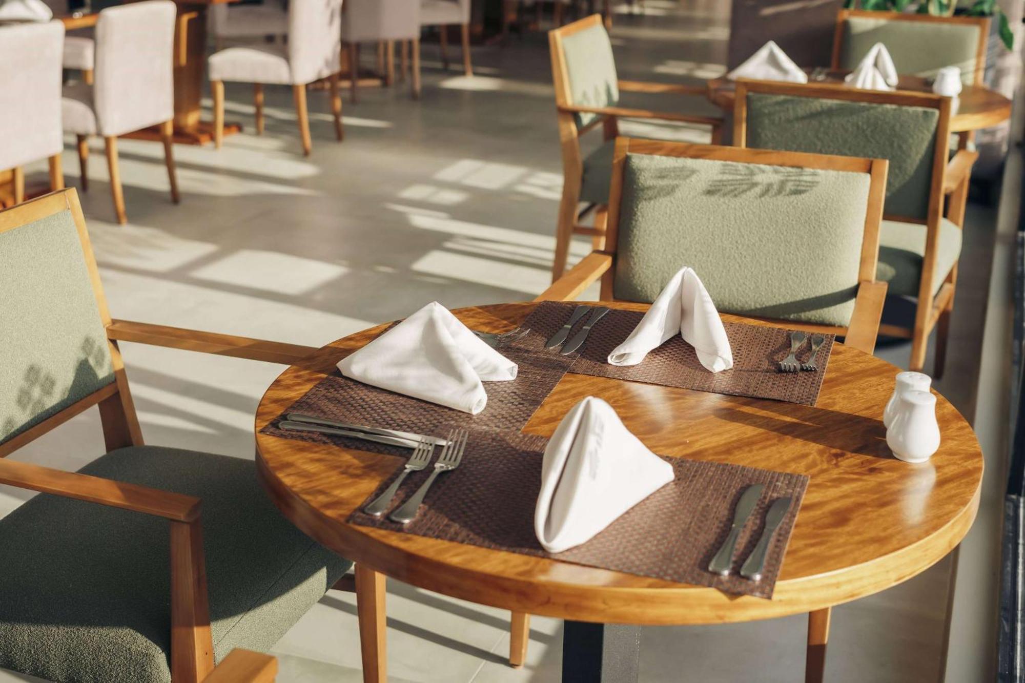 Wyndham Quito Airport Hotel Puembo Exterior foto A place setting