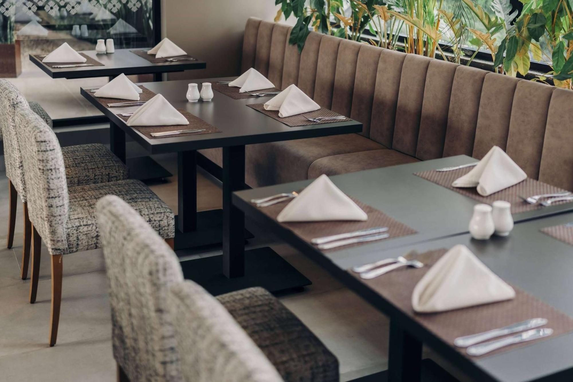Wyndham Quito Airport Hotel Puembo Exterior foto Restaurant interior